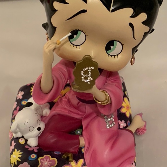 SOLD________2006 RETIRED BETTY BOOP FIGURINE